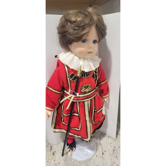 NEW Beefeate Tower of London Guard Soldier VTG Leonardo Collectio Porcelain Doll - Picture 5 of 14